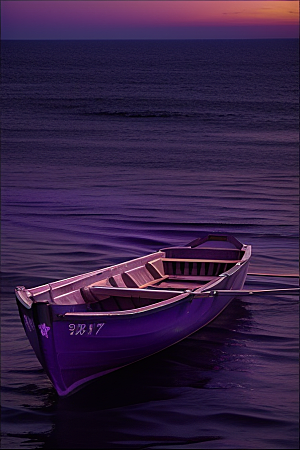 紫色海洋上的独特独木舟景象