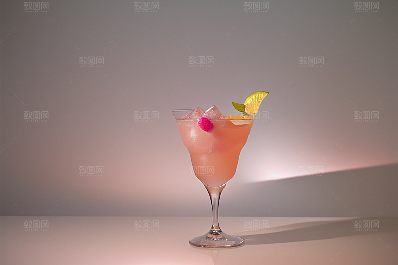 鸡尾酒杯与景深营造立体感的唯美壁纸