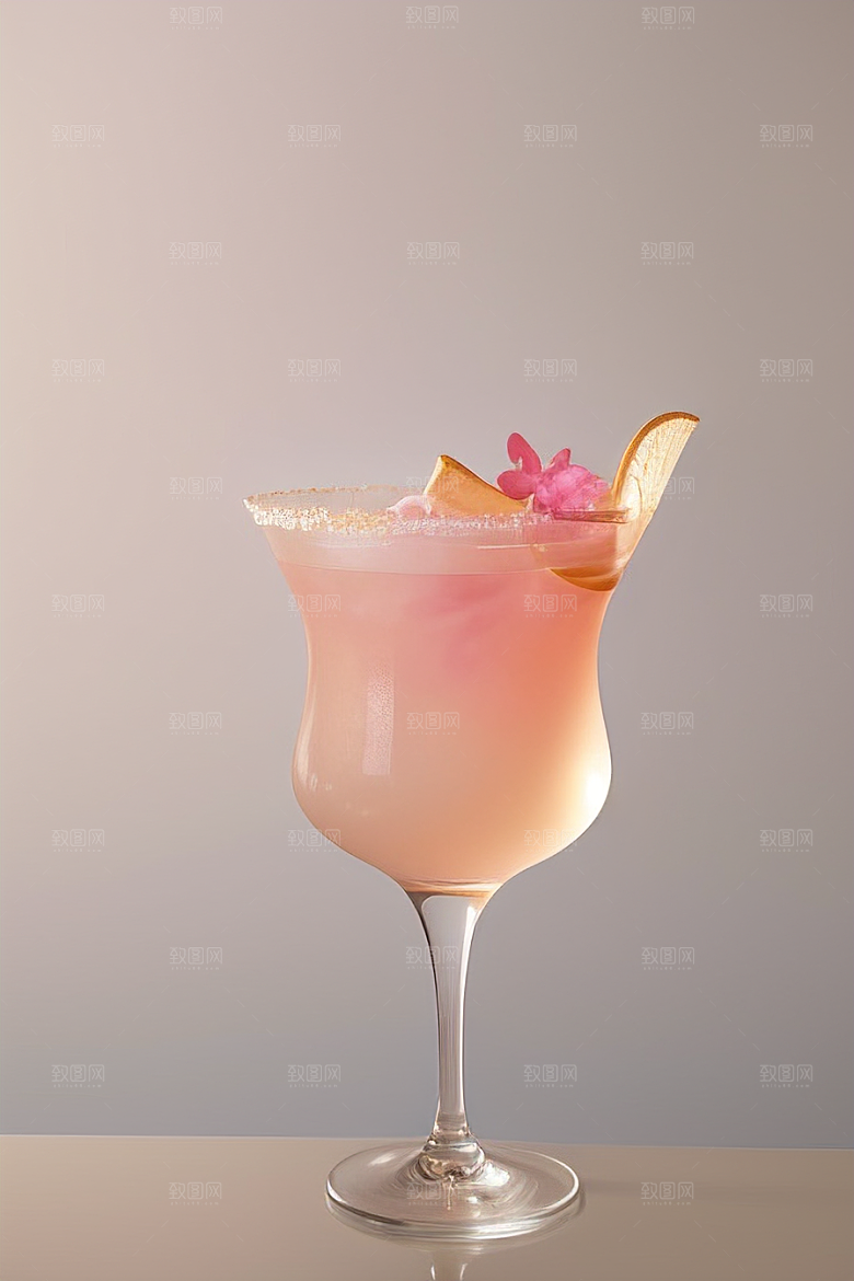 浅粉红色鸡尾酒杯甜蜜与浪漫的象征
