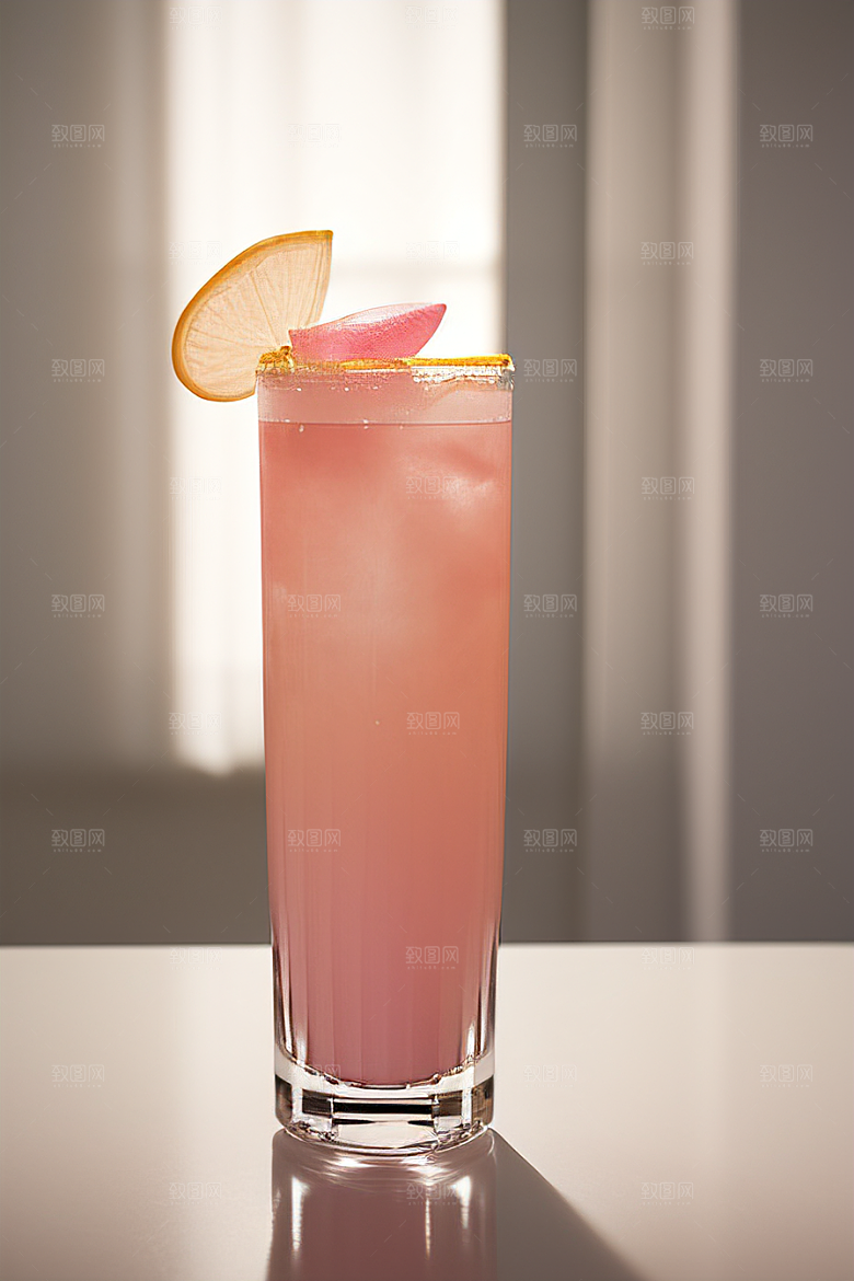浅粉红色鸡尾酒杯甜蜜与浪漫的象征