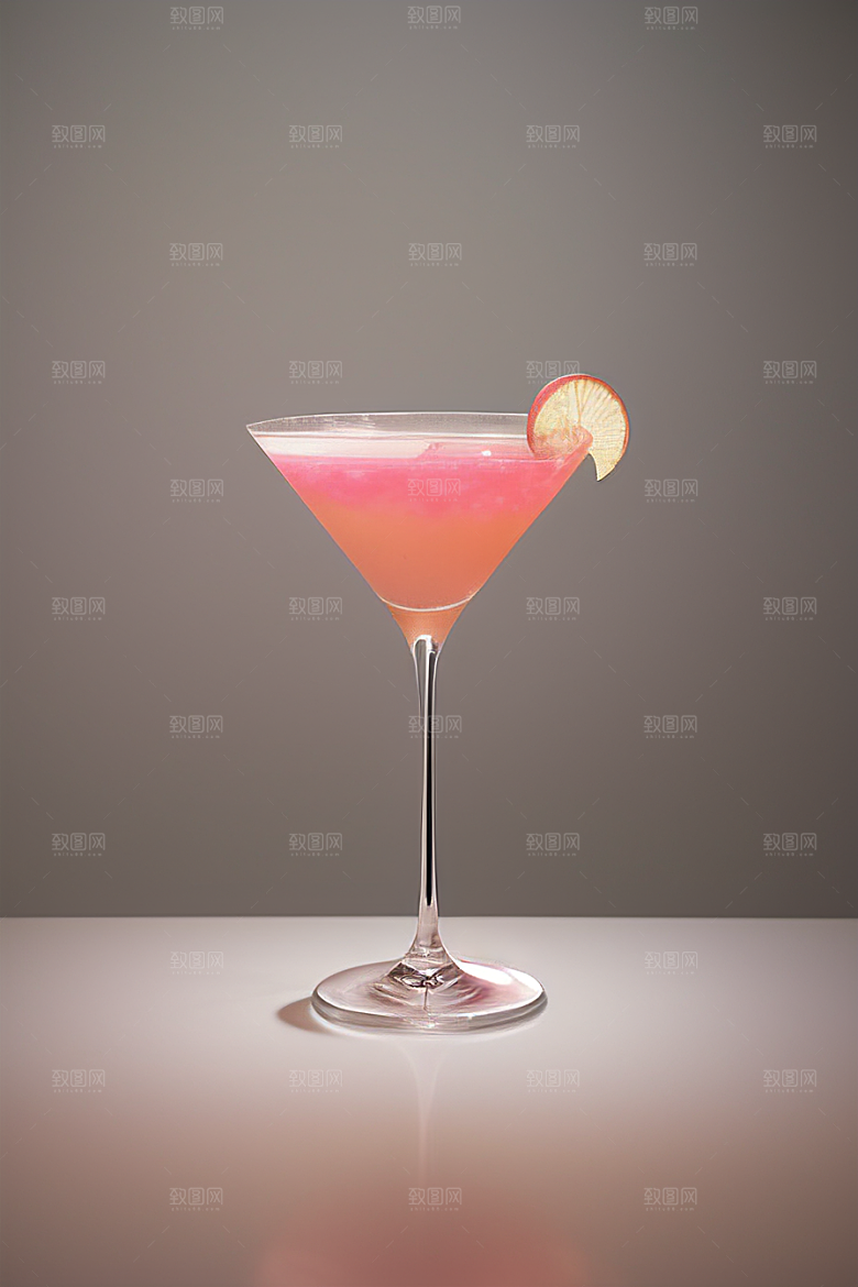 浅粉红色鸡尾酒杯甜蜜与浪漫的象征