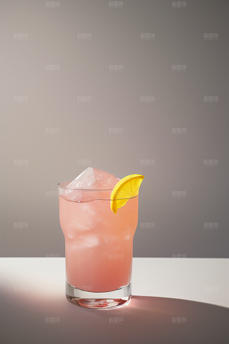 浅粉红色鸡尾酒杯法式粉红色的浪漫氛围