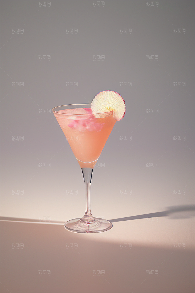 浅粉红色鸡尾酒杯法式粉红色的浪漫氛围