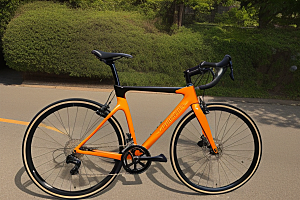 橘红色自行车的真实呈现