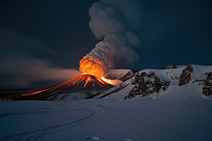火山之巅的冰雪奇观雪山喷发