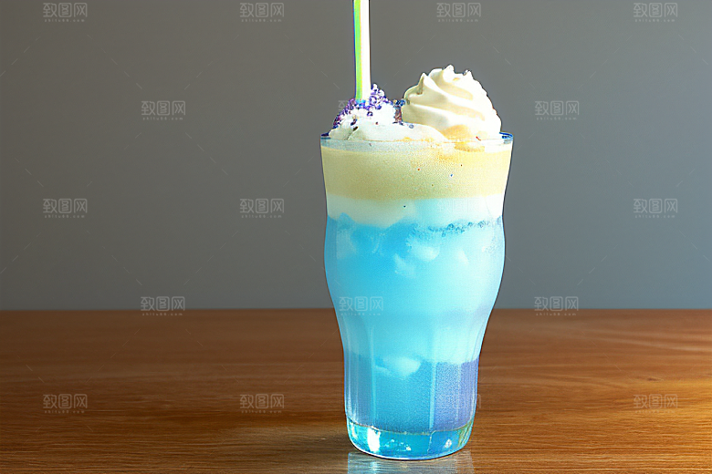 夏日里一杯香草冰淇淋苏打水