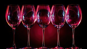 红酒倒酒葡萄酒酒杯庆祝品酒酒具红色酒瓶摄