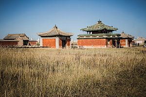 大草原上的寺庙古建筑遗址