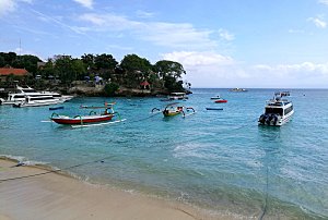 高清海景海滩沙滩海边大海蓝色海岸印尼图片