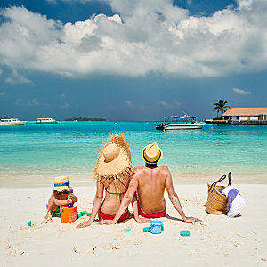 海滩上的家人男孩年轻夫妇马尔代夫大海