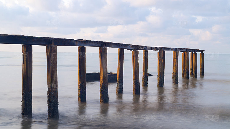 海滩上的木板路海面