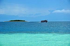 马尔代夫岛的游船
