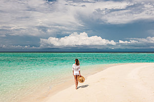 马尔代夫的热带海滩上戴着太阳帽的女人