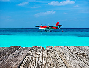 马尔代夫的双水獭红色水上飞机旧木码头