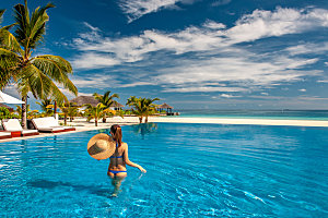 马尔代夫海滩游泳池戴帽子的女人马尔代夫海