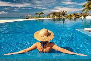 马尔代夫海滩游泳池戴帽子的女人马尔代夫海