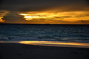 马尔代夫鲁滨逊夕阳