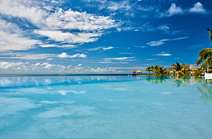 热带酒店的豪华游泳池