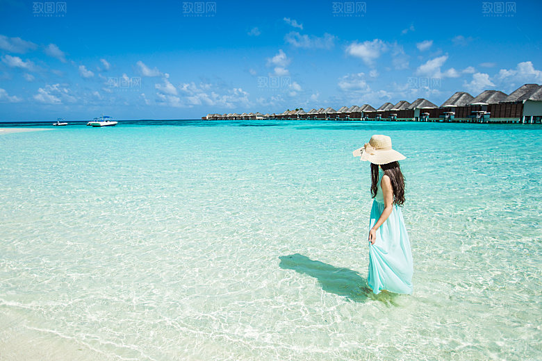 夏日碧海蓝天下的少女