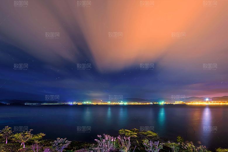 日出前的洱海风光