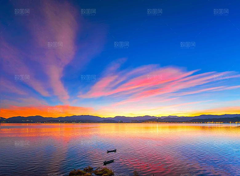 色彩斑斓的洱海晨曦