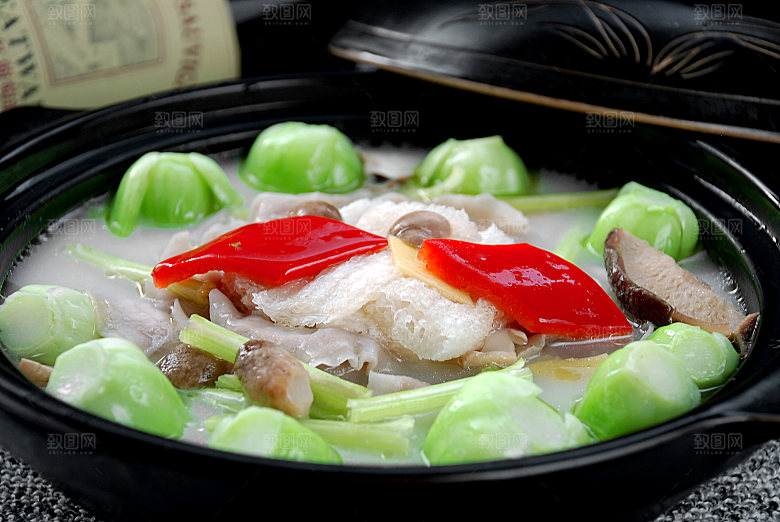 浓汤鲜菌鱼皮饺高清图片素材