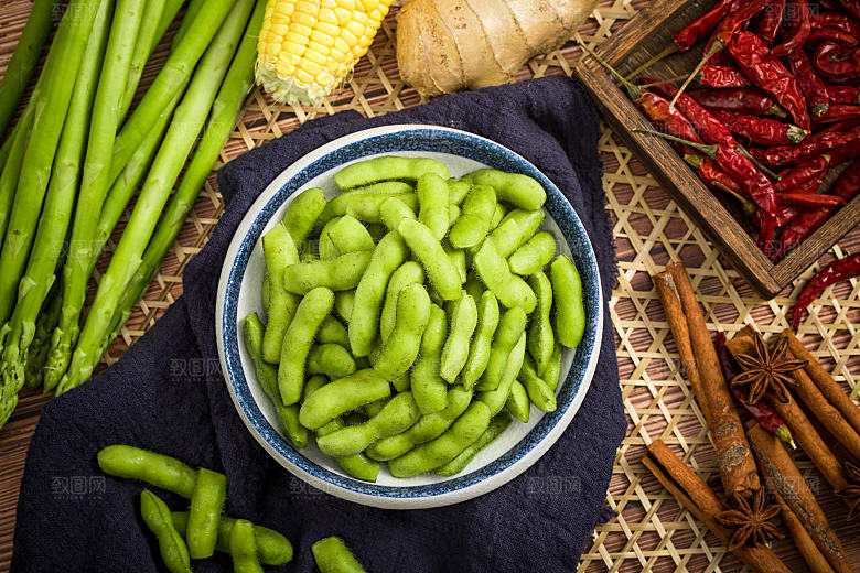 新鲜绿色毛豆食材背景