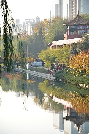 城市公园秋天风景