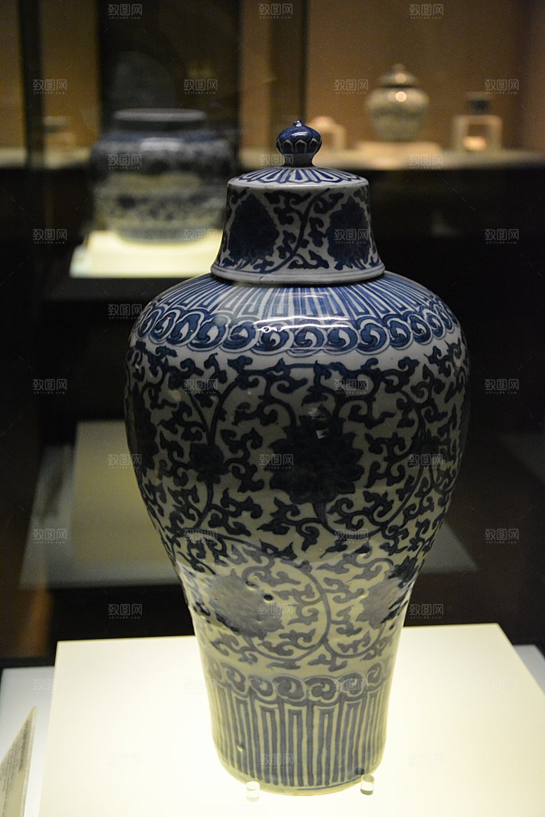 博物馆展出的青花瓷器