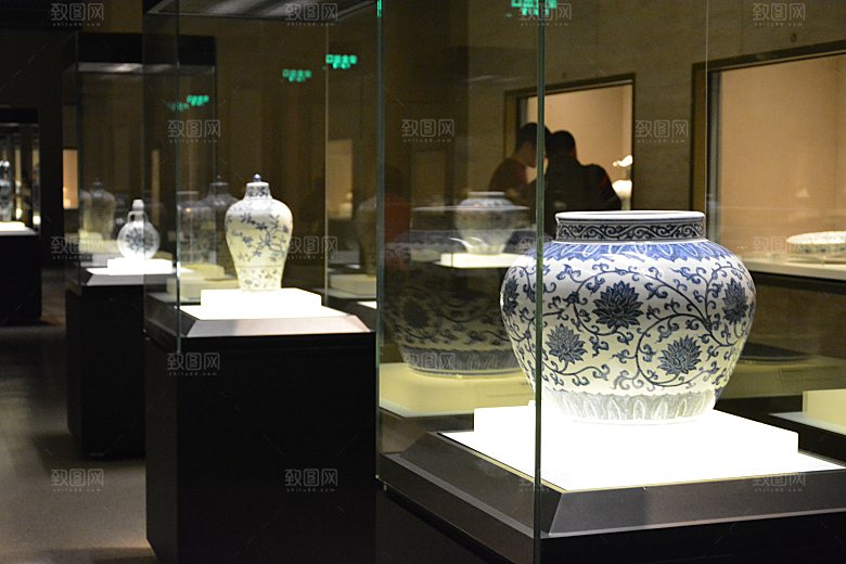 博物馆展出的青花瓷器
