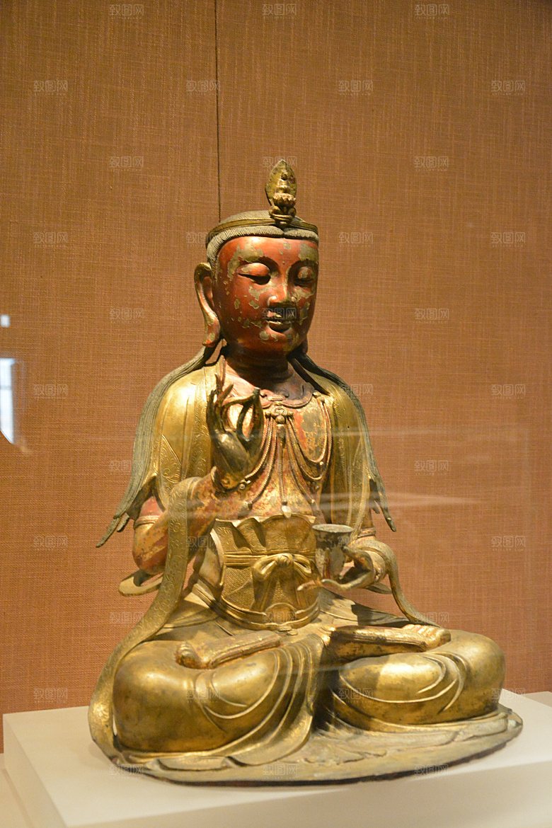 博物馆展出的镀金佛像