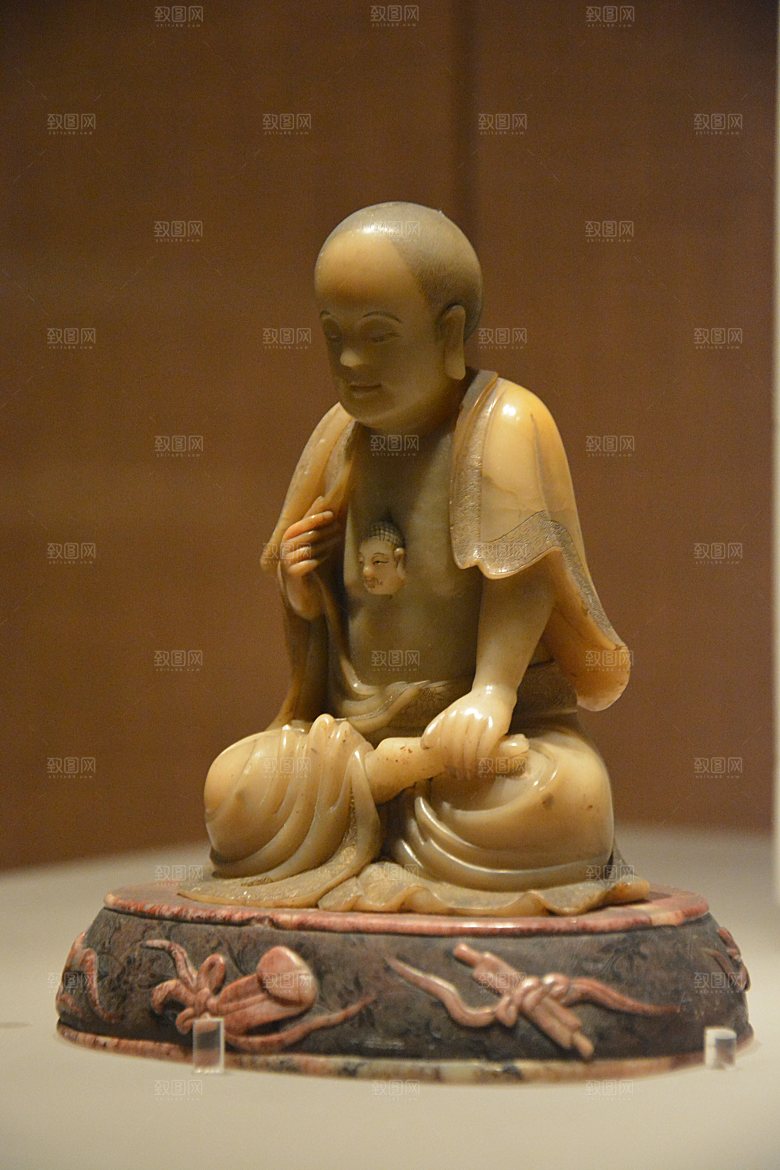 博物馆展出的镀金佛像