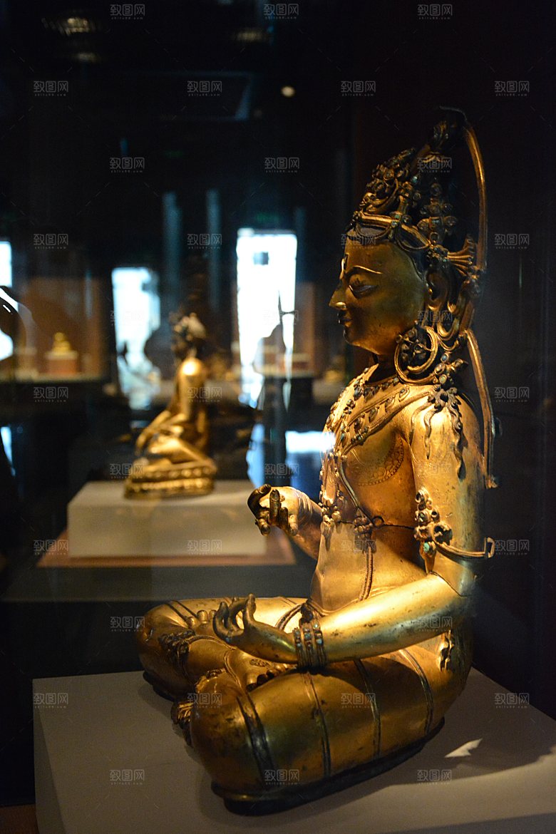 博物馆展出的镀金佛像
