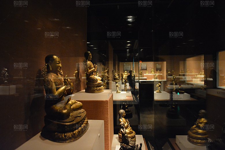博物馆展出的镀金佛像
