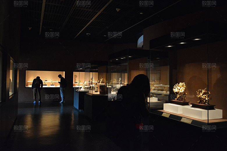 博物馆展出的镀金佛像