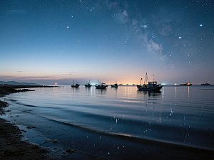 夜空下的宁静海港
