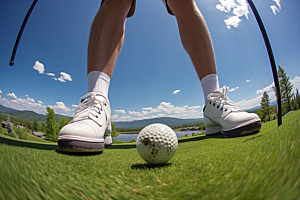 打高尔夫球运动员蓝天白云草地摄影图