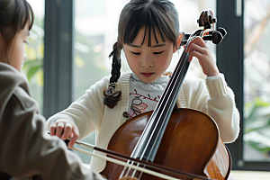 儿童大提琴培训乐器弦乐摄影图
