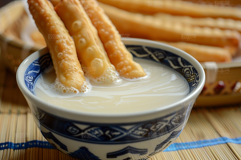 豆浆豆奶高清玻璃瓶摄影图