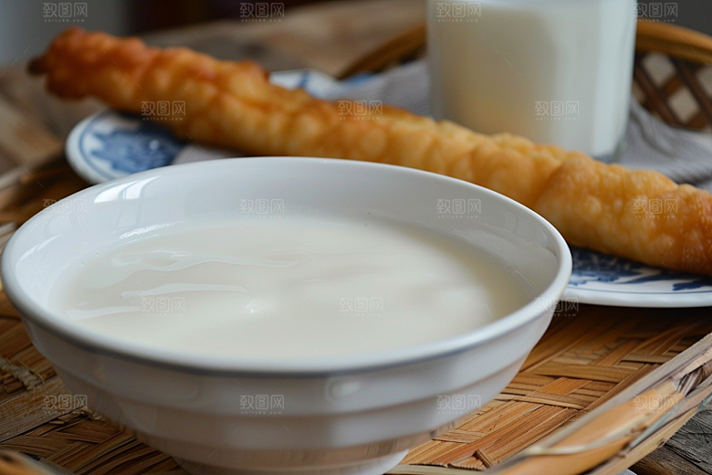 豆浆豆奶玻璃瓶高清摄影图