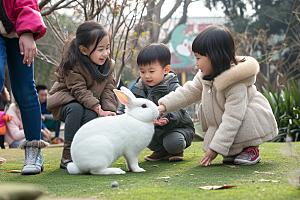 儿童和兔子宠物童趣摄影图