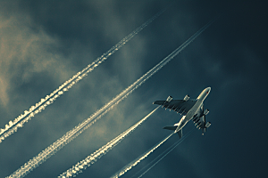 飞机飞翔飞行云层之上摄影图