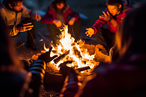 露营篝火徒步取暖摄影图