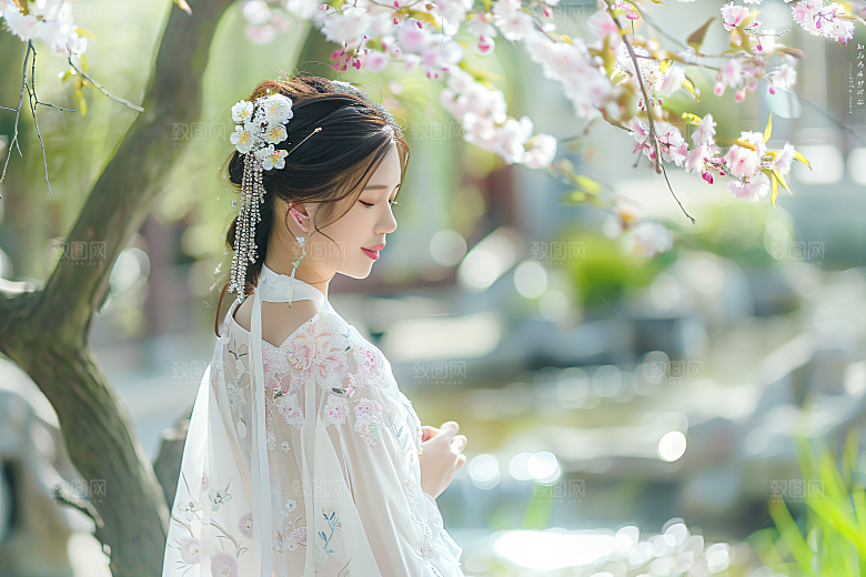 花卉汉服人物中国风浪漫摄影图