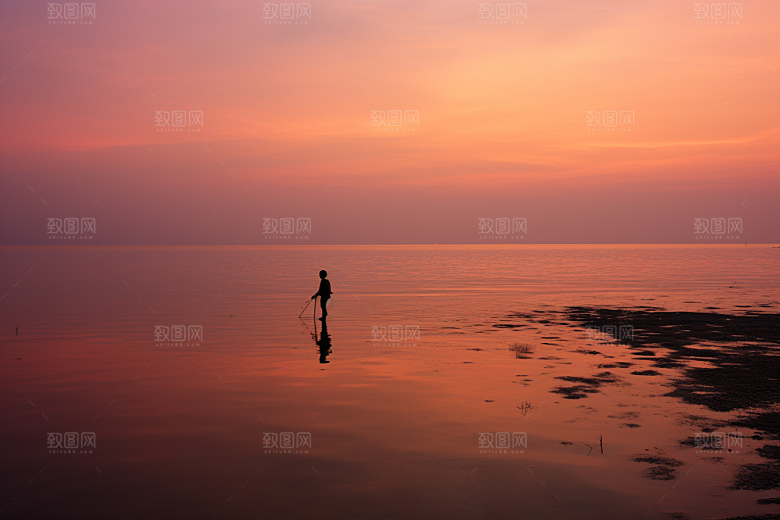 海边赶海落日渔获摄影图