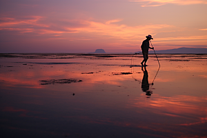 海边赶海余晖夕阳摄影图