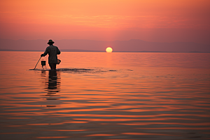 海边赶海清晨捕捞摄影图