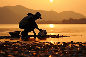 海边赶海渔获夕阳摄影图