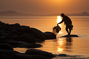 海边赶海落潮夕阳摄影图