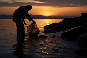 海边赶海夕阳高清摄影图